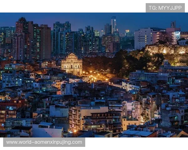 澳门皇家赌场图片展示赌场外部灯光璀璨夜景与迷人夜色氛围